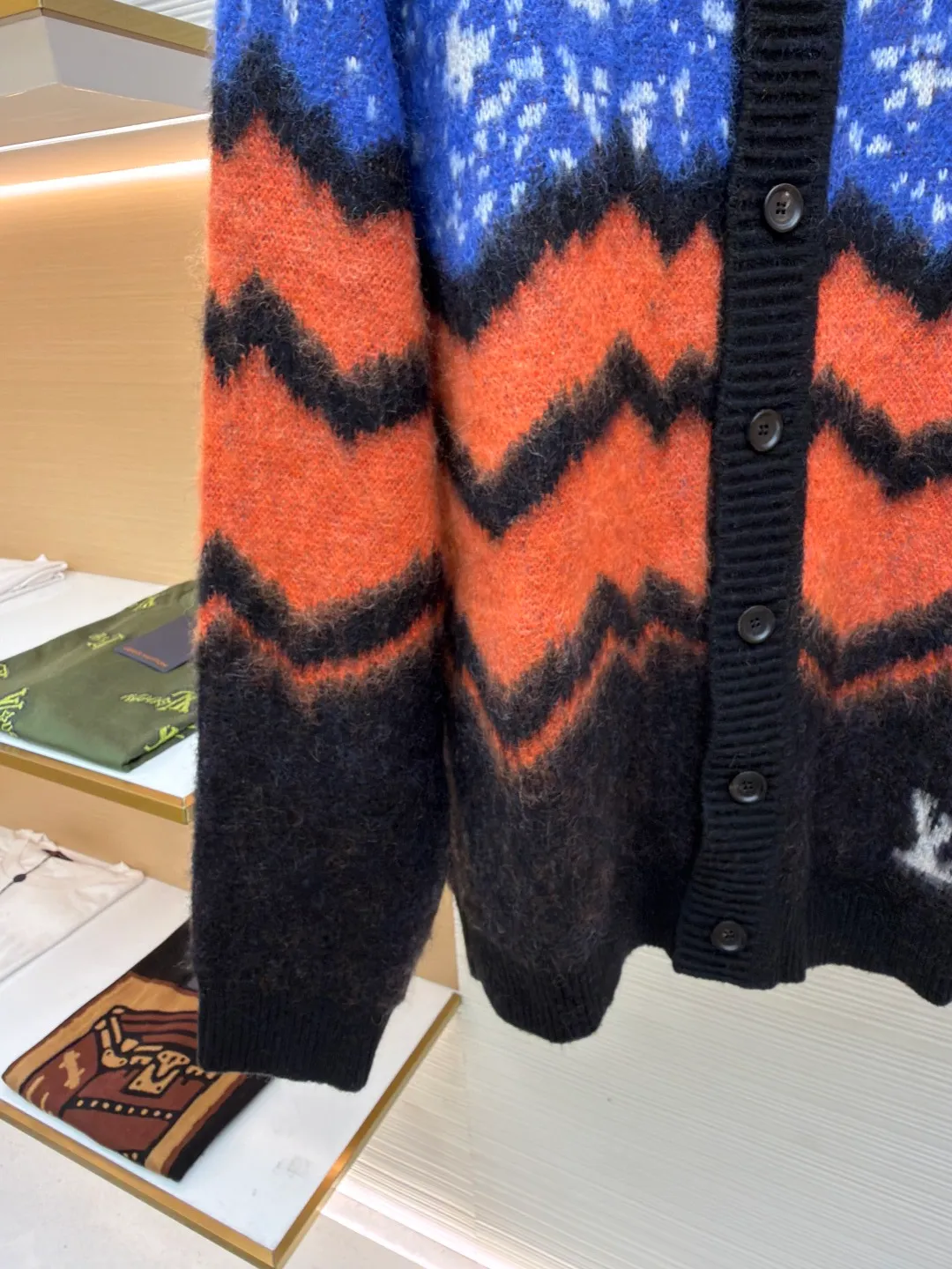 LOUIS VUITTON wavy pattern snow cardigan ●Original version: Purchased and developed for 17900 ●Item number: 1680991-D15 ●Fabric: mohair fabric ●Technology: jacquard weaving ●Version: loose fit ●Weight: about 945 grams ●Size: XS-S-M-L ●Description: Referring to the feel of the original version, we use the higher-cost [high-end custom yarn 30% mohai 30% wool thread], and use the original version for [coloring and dyeing]; the style uses the [latest Cixin 5-needle dual-system machine] for jacquard knitting. During the weaving, the sand spit is alternately knitted back and forth, and it takes [160 minutes to knit the piece] Parallel and even speed knitting, the texture of the garment pieces is clear, there is no code, and there will be no flower patches on the garment pieces, which greatly ensures the texture and clear texture of the garment pieces; Fleece catching process: This process is particularly troublesome and has many processes. After returning from washing, we need to attach the breasts of the clothes to both sides, [manual manual connection], and connect them together. After that, iron the clothes for the first time, straighten and straighten them, and then pick the hair. In order to ensure that every position is caught and thoroughly scratched, even the pocket patches and chest patches are specially scratched by manual connection. After scratching, they are then sanded and sprayed with expensive care potion to straighten the mohair and wool on the clothes so that the hair will not get messy easily. It will be like the market version, the hair picked out will be the same as that of a dog; after the finishing process, the garment pieces will be [naturally dried], [buttoned and opened], and finally, the preliminary inspection, general inspection, final ironing, cleaning of other stray hairs on the surface, and then packaging and shipment. The process will be much more than that of ordinary styles, and the cycle will be much longer than normal. The overall wiring is straight and delicate, the fabric is comfortable and soft, and the color is consistent without color difference. It can be matched with the same style to create a fashionable look and control various occasions. Customized accessories, complete with three standards, same style for men and women!